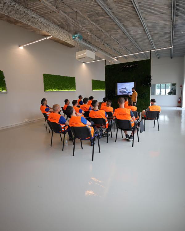 Personale Opacmare riunito in una lezione formativa della scuola tecnica