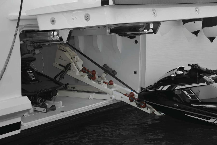 Carrello di alaggio e varo per tender o jet ski in acciaio inox, con sistema oleodinamico di estensione e verricello per il recupero