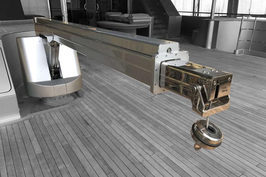 Gruetta integrata in acciaio inox verniciato con braccio telescopico e gancio di sollevamento, installata sul ponte di uno yacht di lusso.