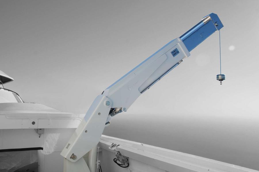 Gruetta telescopica per yachts in acciaio inox con braccio estensibile e gancio di sollevamento, installata a bordo di un’imbarcazione.