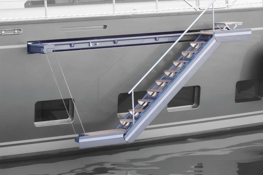 Scala reale laterale da imbarco versione box in acciaio inox con gradini autolivellanti in teak, incassata nella murata dello yacht