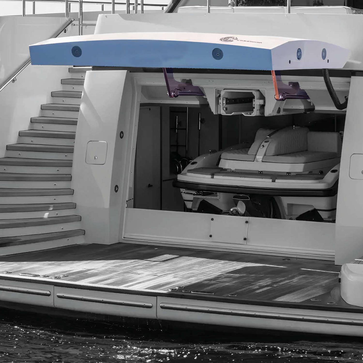 Automatismi per portelloni e portelli laterali in acciaio inox con apertura verso l’alto, ideali per garage di yacht e megayacht