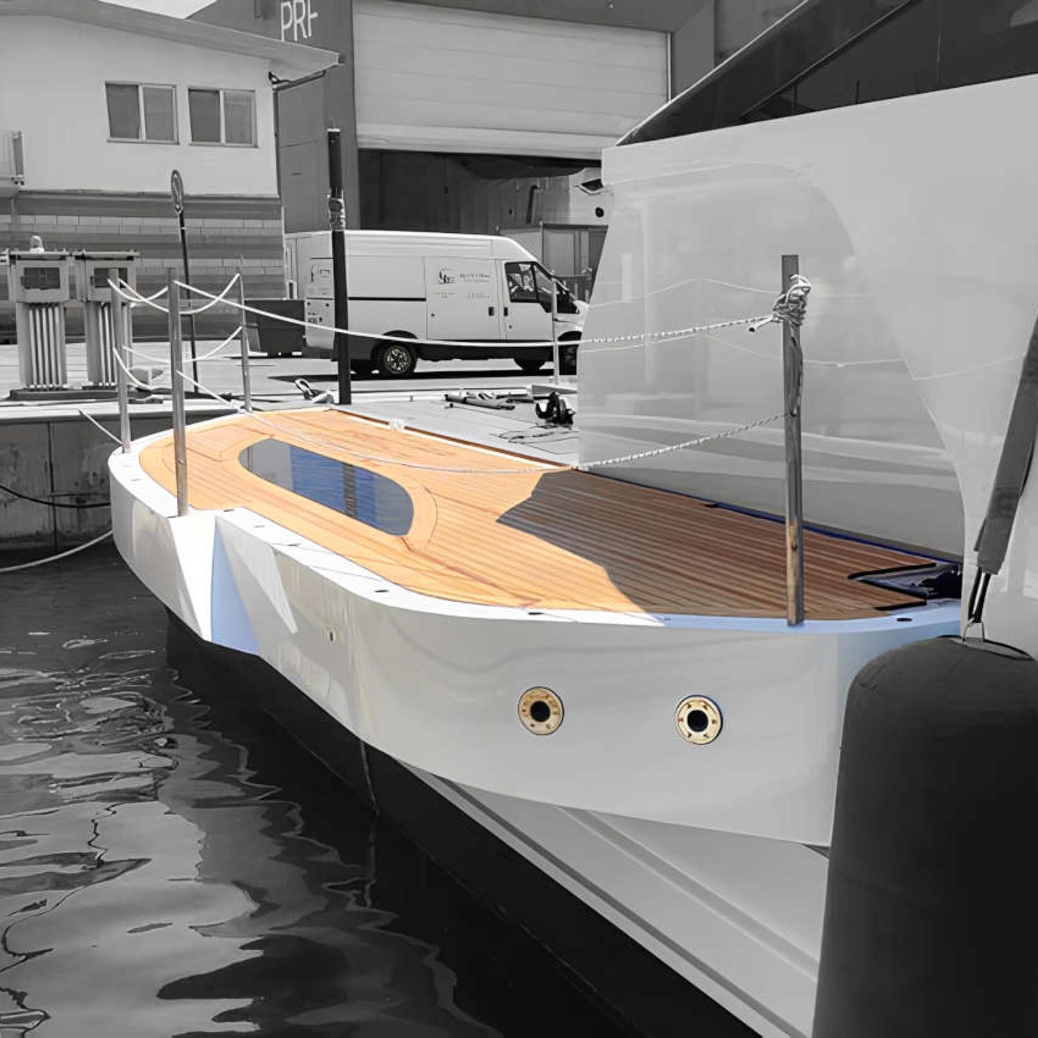 Falchette in lega di alluminio per yacht, con cinematismi idraulici che assicurano movimenti fluidi e sicuri in apertura e chiusura