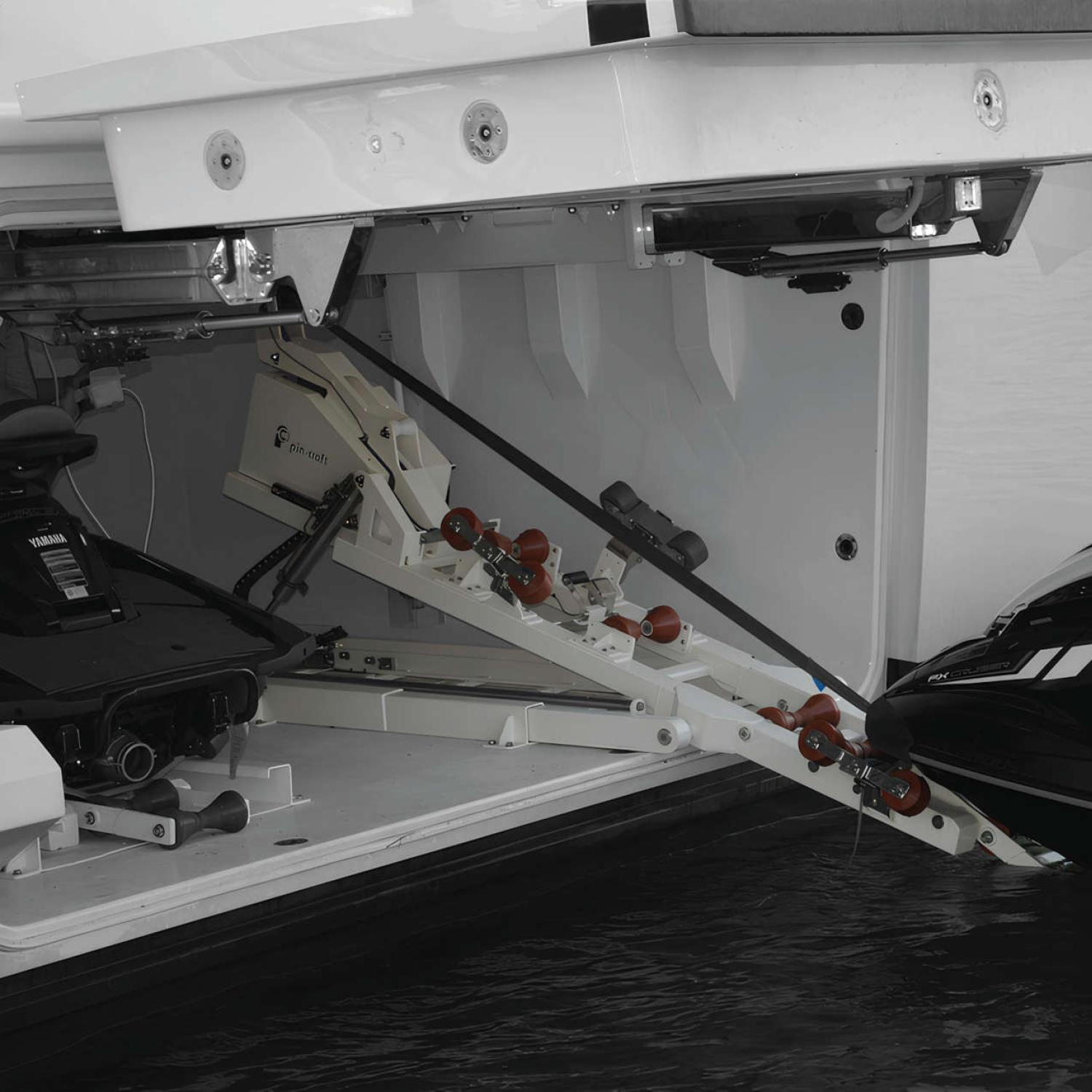 Slitte idrauliche in acciaio inox per tender e jet ski, con sistemi di alaggio e varo integrati per yacht di lusso